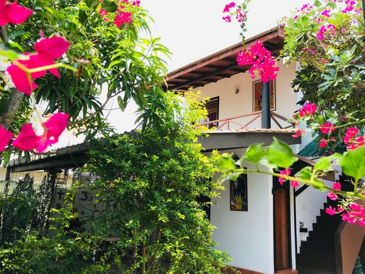 Sri Beach Bungalows And Villa マラウィラ エクステリア 写真